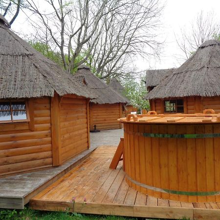Tonn"O Loisirs Villa Servel Bagian luar foto