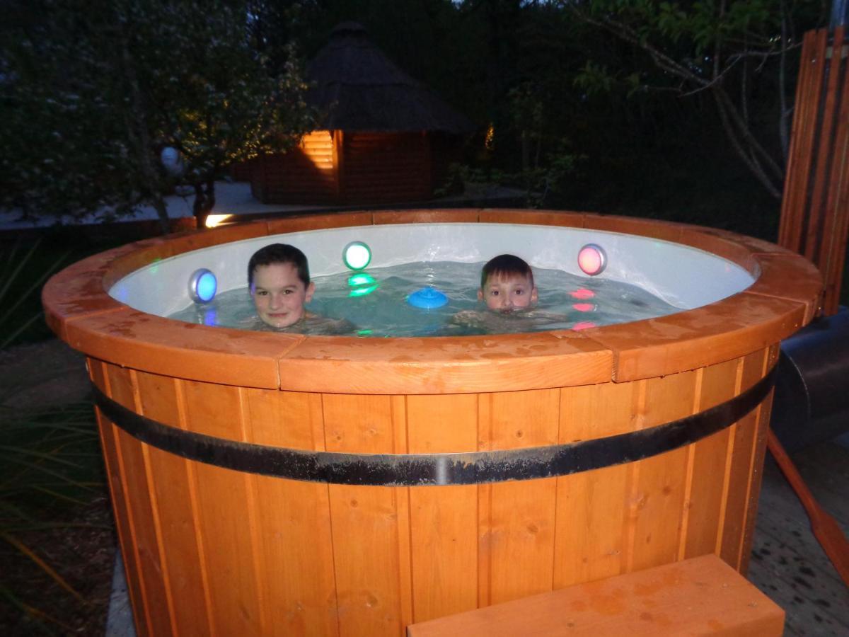 Tonn"O Loisirs Villa Servel Bagian luar foto